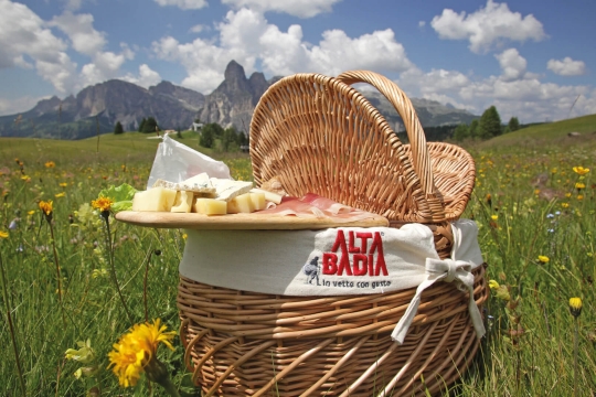 Picnic a cesto in vimini con il cibo sulla tavola di legno sulla spiaggia  con cielo blu di sfondo e sun. Il concetto di picnic. Vista frontale.  Composizione orizzontale Foto stock 